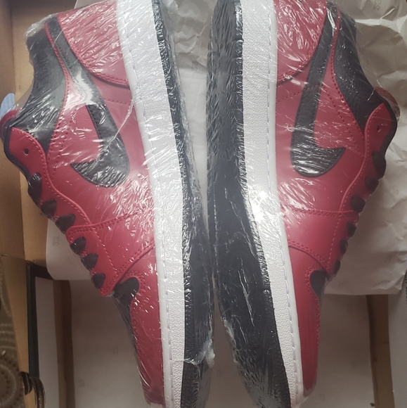 Jordan 1 low Reverse Bred Pebbled Swoosh - Picture 6 of 8